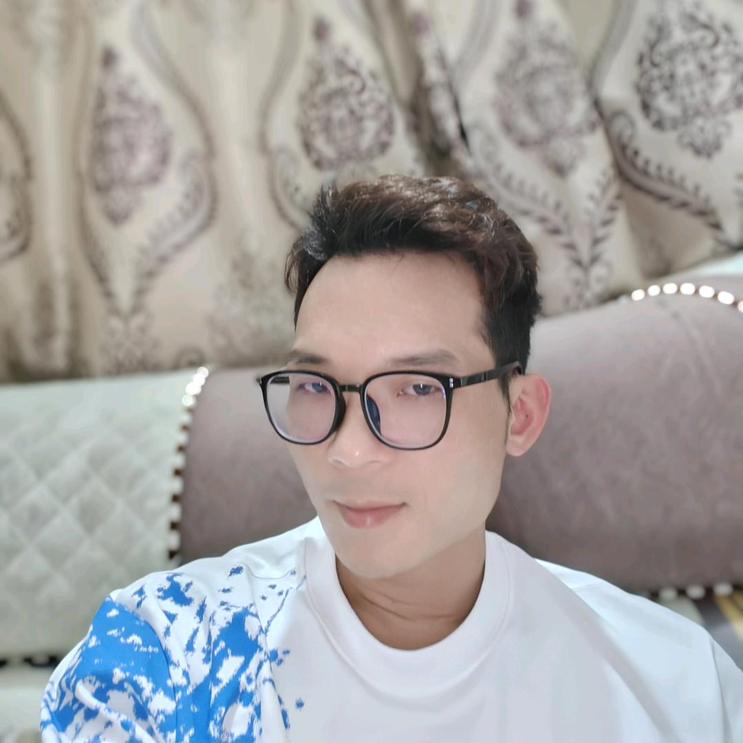 欣心向阳头像
